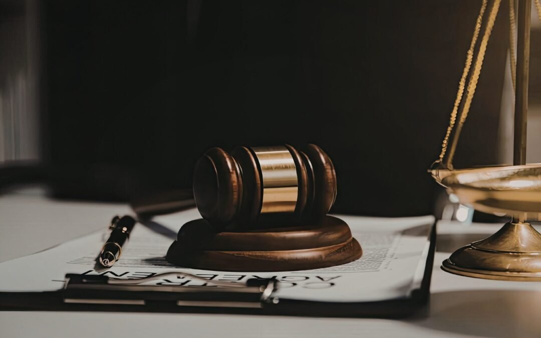 Martelo e balança da justiça dourada sobre documento, representando o direito do servidor público ao recálculo do abono de permanência no 13º e férias.